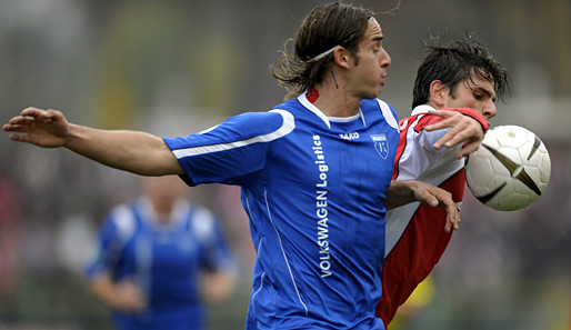 Bernd Rauw (l.) spielte seit 2007 bei Kickers Emden