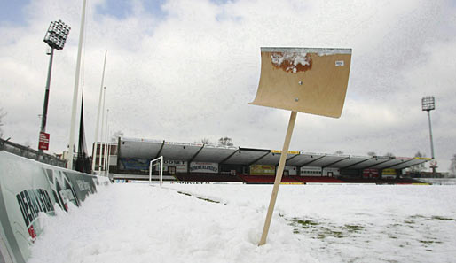 In Erfurt kann wegen Schnee und vereisten Tribünen nicht gespielt werden