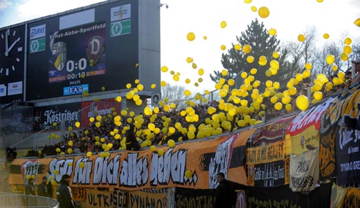 Aus dem Fanblock von Dynamo Dresden fliegt manchmal auch etwas anderes als Luftballons