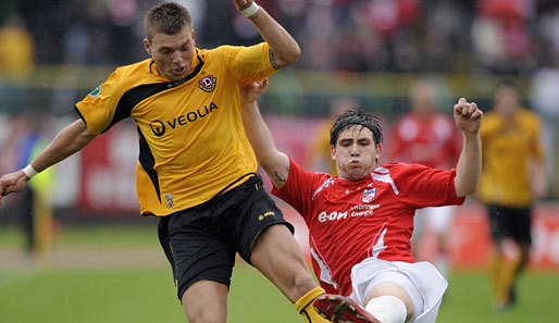 Alexander Esswein (l.) und Thomas Stroehl streiten sich am 12. Spieltag um den Ball