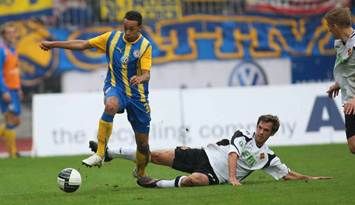 Karim Bellarabi (l.) wechselte 2008 zu Eintracht Braunschweig und arbeitete sich nach oben