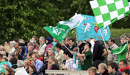 Freude bei den Fans: Auch in der kommenden Saison spielt Werder Bremen II in der 3. Liga