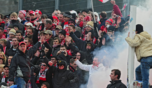 Erfurt-Fans zündeten beim Spiel bei Arminia Bielefeld Pyrotechnik im Zuschauerblock