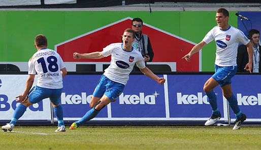 Im Spitzenspiel erzielte Matthias Wittek (m.) die zwischenzeitliche 2:0-Führung für Heidenheim