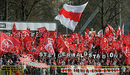 Die Fans von Rot-Weiß Erfurt müssen weiter auf das Spiel gegen den VfB Stuttgart II warten