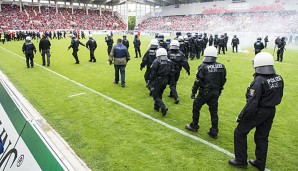 Beim Relegationsspiel Offenbach gegen Magdeburg kam es Fan-Krawallen