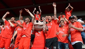 Die Spieler von Jahn Regensburg feiern ihre Rückkehr in die 3. Liga