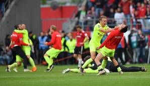 Die Spieler von Wehen Wiesbaden freuen sich bei Abpfiff über den Sieg in der Aufstiegs-Relegation.