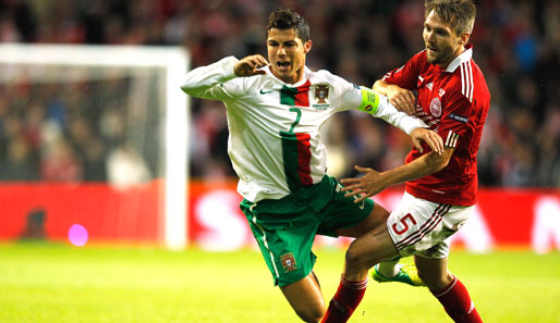 Cristiano Ronaldo (l.) muss mit Portugal nach der Pleite gegen Dänemark in die EM-Playoffs