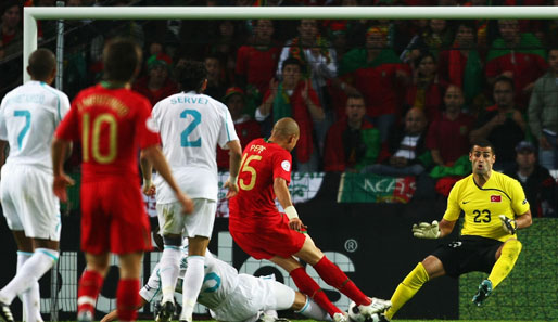 Portugal droht die Türkei. Pepe (M.) schoss beim letzten Spiel bei der EM 2008 ein Tor