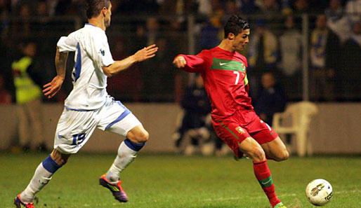 Szene aus dem Hinspiel Bosnien - Portugal: Cristiano Ronaldo gegen Sanel Jahic
