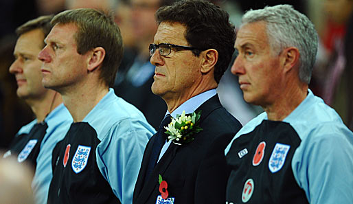 Fabio Capello (M.) war seit Sommer 2008 Trainer der Three Lions