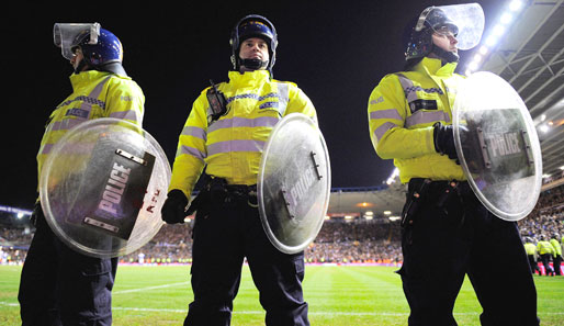 Die britische Polizei hat vor der EM im Westen Englands drei Fans verhaftet