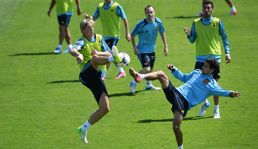 Fernando Torres (l.) trifft im Training wie er will - noch lange keine Garantie für einen Stammplatz