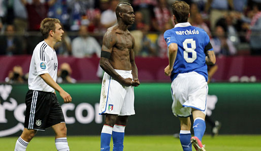 Mario Balotelli (M.) schoss Deutschland mit zwei Toren im Alleingang aus dem Turnier
