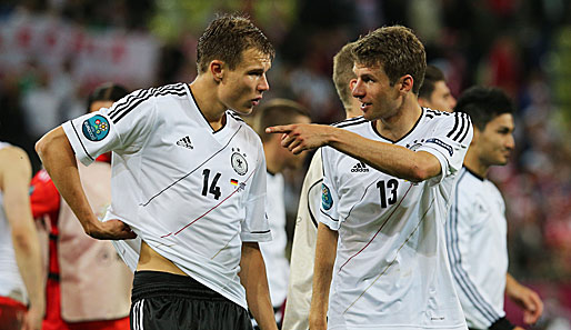 Holger Badstuber (l.) und Thomas Müller sind Vereinskollegen von Bastian Schweinsteiger beim FC Bayern