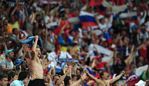 Russische Fans feiern während des Spiels gegen Polen