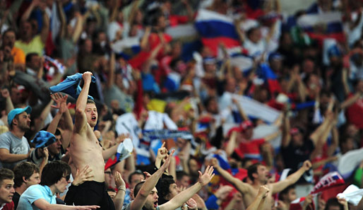 Russische Fans haben sich beim Spiel gegen Griechenland daneben benommen - der Verband zahlt