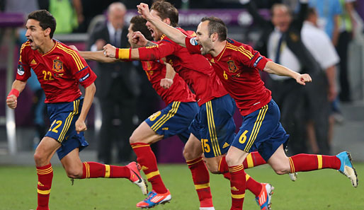 Spaniens Spieler kennen nach dem Sieg im Elfmeterschießen kein Halten mehr