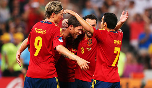 Die spanischen Superstars um Fernando Torres feiern den Einzug ins Halbfinale