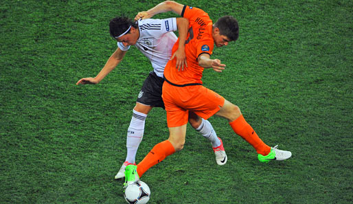 Mesut Özil bekämpft Klaas-Jan Huntelaar im Gruppenmatch gegen die Niederlande (2:1)