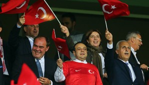 Der türkische Verbandsboss Yildirim Demiroren (2.v.l.) lädt zur Pressekonferenz am Mittwoch
