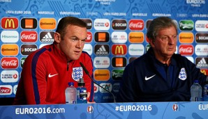 Wyne Rooney und Roy Hodgson bei der PK der englischen Nationalmannschaft