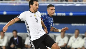 Mats Hummels (Deutschland) ist aus nicht nachvollziehbaren Gründen fürs Halbfinale gesperrt. Zeigte gegen Italien ein klasse Spiel und im Elferschießen gute Nerven