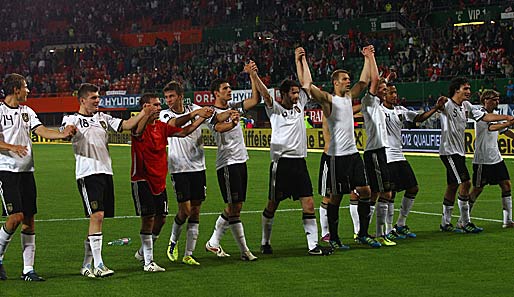 Das deutsche Team jubelte nach dem Abpfiff mit den friedlichen Fans im Stadion