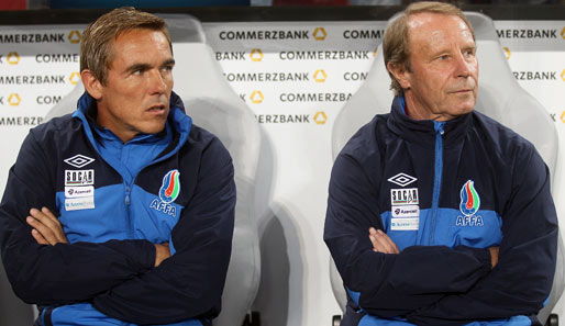 Sitzt Berti Vogts (r.) gegen Deutschland das letzte Mal auf der Trainerbank von Aserbaidschan?