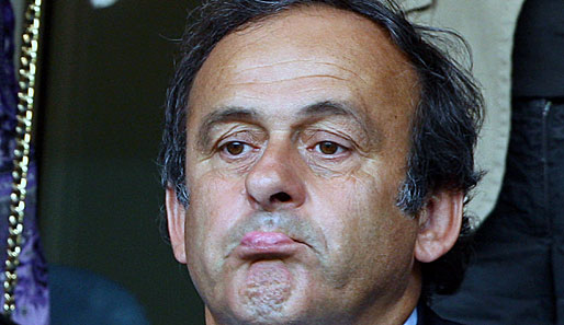 UEFA-Präsident Michel Platini spricht sich für noch mehr Schiedsrichtern bei Spielen aus
