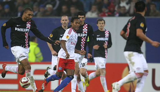 Szene aus dem Hinspiel: Ze Roberto wird umstellt von PSV-Spielern
