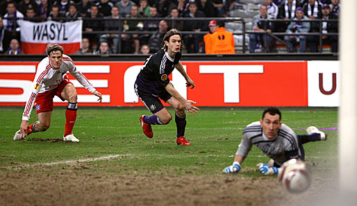 Marcell Jansen (l.) und der HSV zogen trotz einer Niederlage gegen Anderlecht in die nächste Runde