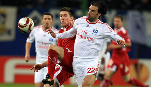 Ruud van Nistelrooy (r.) erzielte kurz vor der Pause das 2:1 für den Hamburger SV