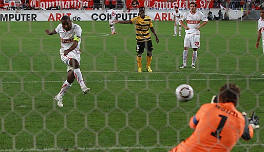 Das 1:0: Stuttgarts Cacau trifft vom Elfmeterpunkt gegen Keeper Wölfli
