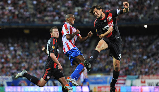 Beim Hinspiel in Madrid holte Bayer Leverkusen mit Manuel Friedrich (r.) ein 1:1-Unentschieden