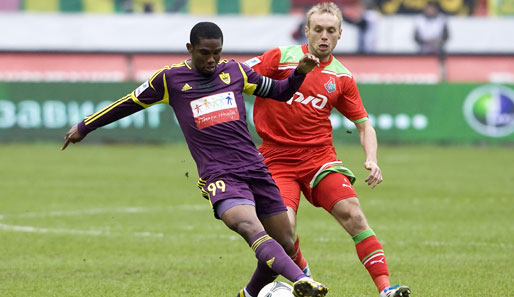 Samuel Eto't (l.) blieb beim Erfolg gegen Arnheim ohne eigenen Treffer