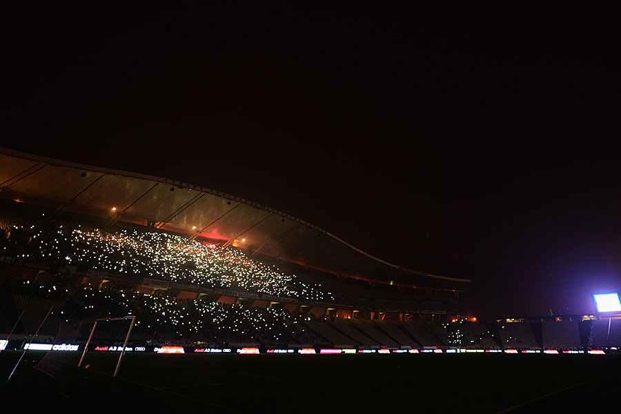 Besiktas - Tottenham 1:0 - Nein, das ist kein Popkonzert! Im Atatürk Olympic Stadium fällt zwei Mal der Strom aus - die türkischen Fans wissen sich zu helfen