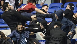 Türkische Fans lieferten sich heftige Schlägereien mit dem Sicherheitspersonal