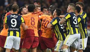 Spieler von Galatasaray und Fenerbahce lieferten sich im Derby am vergangenen Wochenende eine wüste Schlägerei.