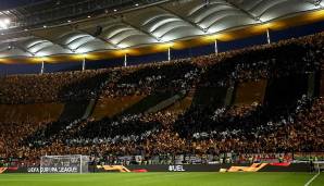 Dazu prangte in schwarzen Lettern auf goldenem Hingtergrund eine riesige 120 in der Fankurve der SGE. Am 8. März feiert der Klub seinen 120. Geburtstag.