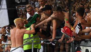 Trikottausch der besonderen Art: Nach Spielschluss gingen die Spieler des FC Flora Tallinn in die Kurve der Eintracht-Frankfurt-Fans und übergaben den Anhängern ihre Trikots.