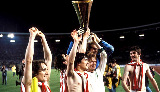 Winfried Schäfer (zweiter v. r.) feierte mit Gladbach 1979 den Triumph über Belgrad