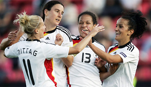 Birgit Prinz (2.v.l.) und Fatmire Bajramaj (r.) stehen zur Wahl als Weltfußballerin