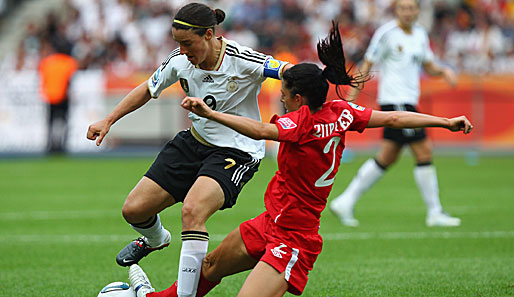DFB-Kapitän Birgit Prinz (l.) ist bei der WM 2011 noch ohne eigenen Treffer