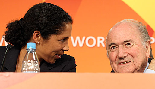Sepp Blatter verspricht den Frauen zukünftig mehr Preisgeld bei der Weltmeisterschaft