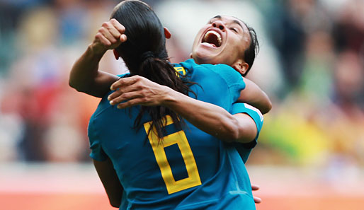 Das ging für Mitfavorit Brasilien gerade nochmal gut: Marta umarmt Torschützin Rosana