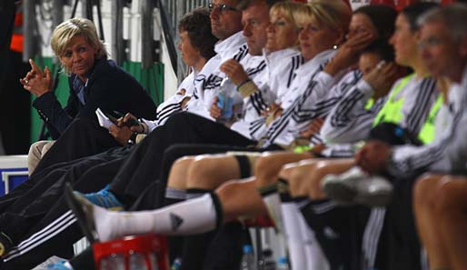 Silvia Neid (l.) will mit der deutschen Nationalmannschaft den dritten WM-Titel in Folge gewinnen