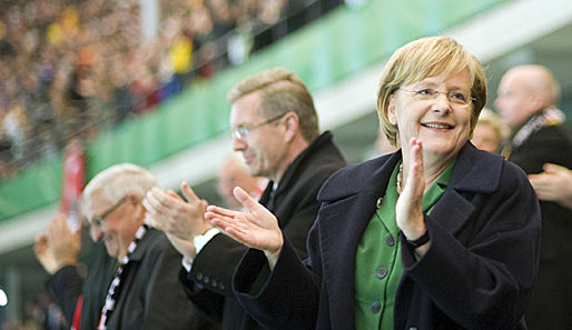 Angela Merkel und Bundespräsident Christian Wulff sind beim Eröffnungsspiel im Stadion
