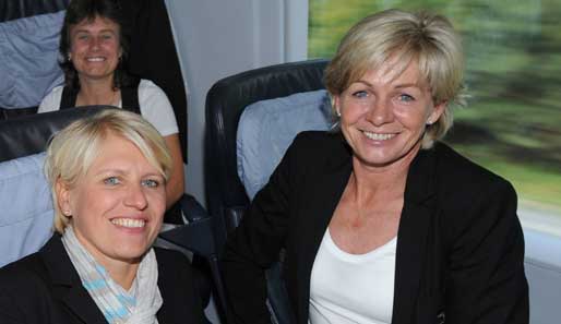 Managerin Doris Fitschen (l.) und Bundestrainerin Silvia Neid freuen sich über die tolle Unterstützung